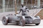 800px-Juan_Manuel_Fangio_statue_Mercedes-Benz_Museum