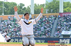 홍성흔, 롯데-두산 팬들 앞에서 마지막 인사