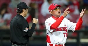 KIA 김기태 감독, 비디오 판독 결과 어필로 퇴장 판정