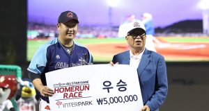 이대호, 호잉꺾고 올스타 홈런레이스 우승