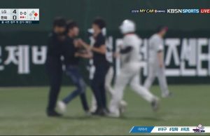 청주구장 남성 관중 외야 난입으로 인해 경기 중단