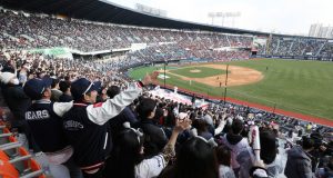 프로야구 개막일, 창원·부산·광주 연이어 매진 돼…