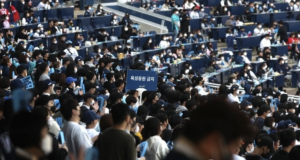 취식은 가능한데… 육성 응원은 아직?