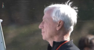 바나나를 던진 팬들에게 항의하며 팀을 떠난 감독, 그는 누구?