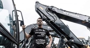 스폰서로 가득찬 유니폼의 정체는?