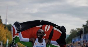 엘리우드 킵초게, 4년 만에 남자 마라톤 세계 신기록 작성… ‘2시간 1분 9초’