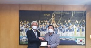 국군체육부대장, KBO 정지택 총재에 감사패 전달