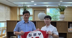 일본인 팬, 故장명부 선수 유니폼 등 물품 10종 KBO 아카이브센터 기증