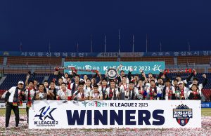 ‘대역전극’ 김천, 부산 꺾고 K리그2 역전 우승…K리그1 직행 승격