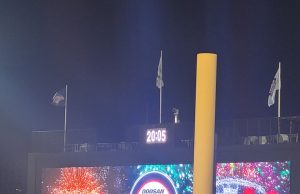 두산, 한 경기에 홈런 4개를 치며 구단주 앞에서 홈런쇼.. 이승엽 감독 통산 100승