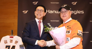 한화 유니폼 입은 김경문 감독, 한화 구원 무대