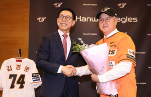 한화 유니폼 입은 김경문 감독, 한화 구원 무대