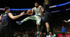 기선 제압 보스턴, 막강한 수비력 앞세워 1차전 승리…