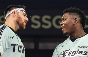 KBO 올스타전의 전통, 별들의 전쟁의 시작과 현재 악수하는 서로 다른 팀이었지만 이날은 하나가 된 날.