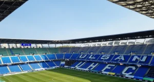 팀 컬러는 ‘파랑’인데 ‘빨간’ 좌석 설치… 분노하는 울산 팬들