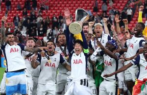 손흥민, 무관의 벽 허물고 17년 만에 유로파 정상에 서다