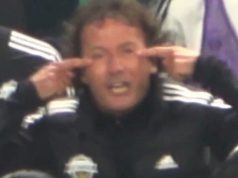 ’전북 코치 인종차별 제스처 논란‘… 심판 측의 억지인가, 정당한 문제 제기인가