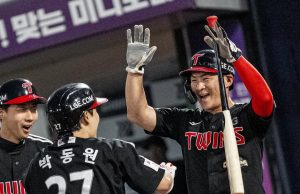 ‘엎치락뒤치락 라이벌전’ LG, 롯데에 8-6 대역전극… 문정빈 대타 결승 3루타